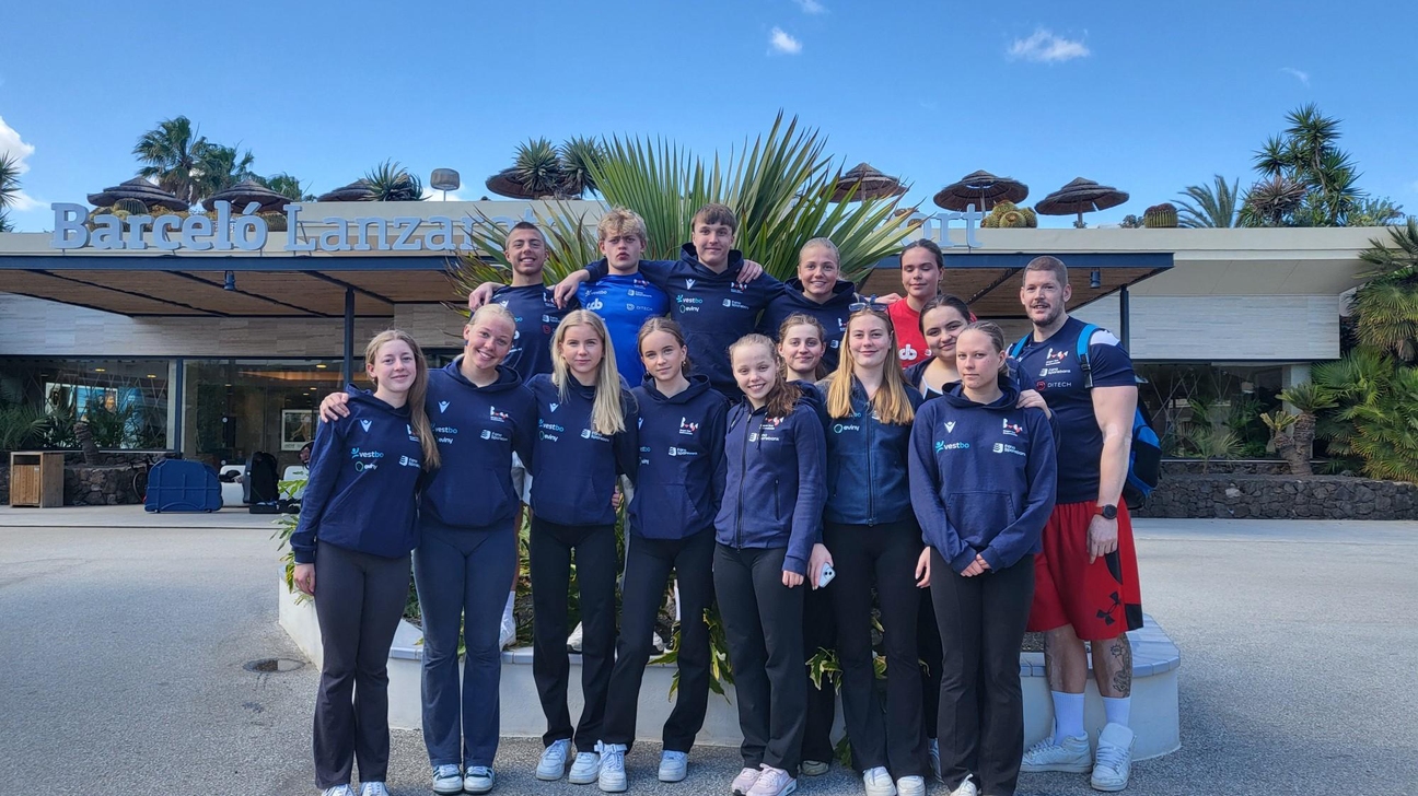 K1 med hovedtrener foran anlegget på Costa Teguise