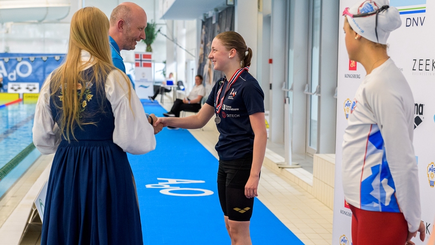 Sara får utdelt medaljen